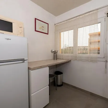 Grand T2 Proche Avec Piscine Collective, Climatisation, Parking étroit - Fr-1-803-51 Appartamento *